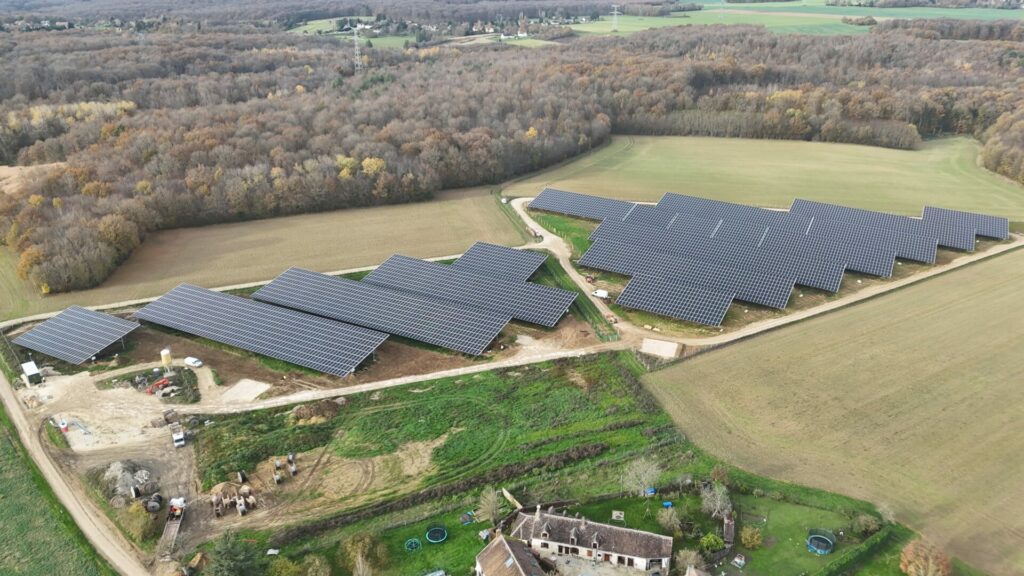 Vue aérienne de la volière photovoltaïque sur le site de La Selle-en-Hermoy - UNITe