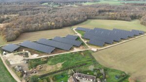 Vue aérienne de la volière photovoltaïque sur le site de La Selle-en-Hermoy - UNITe