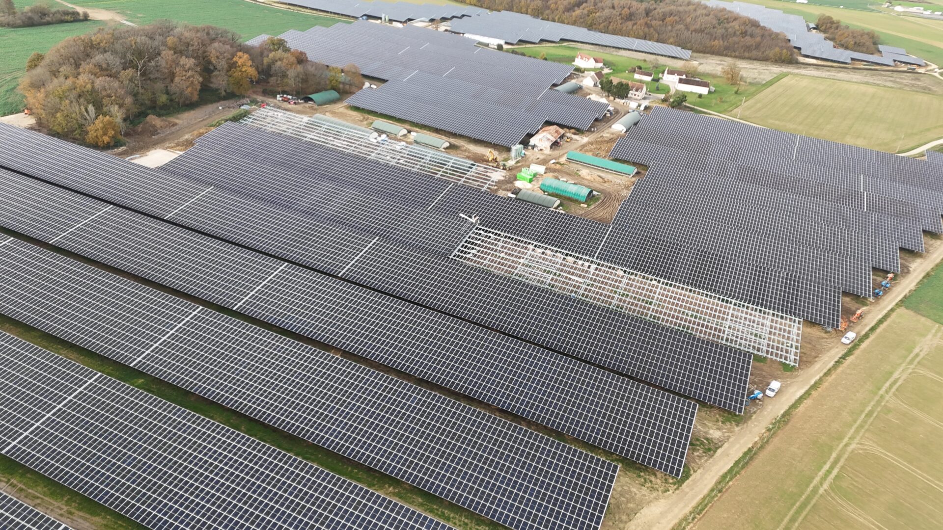 Vue aérienne de la volière photovoltaïque La-Selle-en-Hermoy