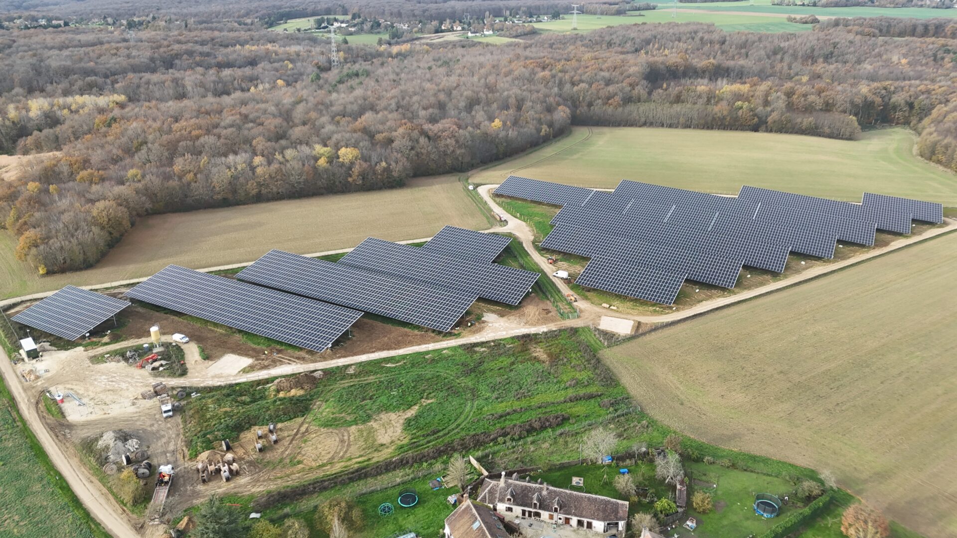 Vue aérienne de la volière photovoltaïque sur le site de La Selle-en-Hermoy - UNITe